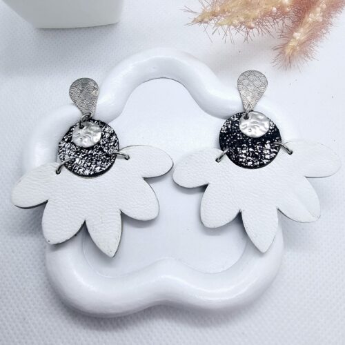 Boucles d'oreilles fleur cuir blanches colorbijoux Boucles d'oreilles fleur cuir blanches colorbijoux