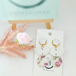 Boucles d'oreilles fleur résine cuir blanc colorbijoux