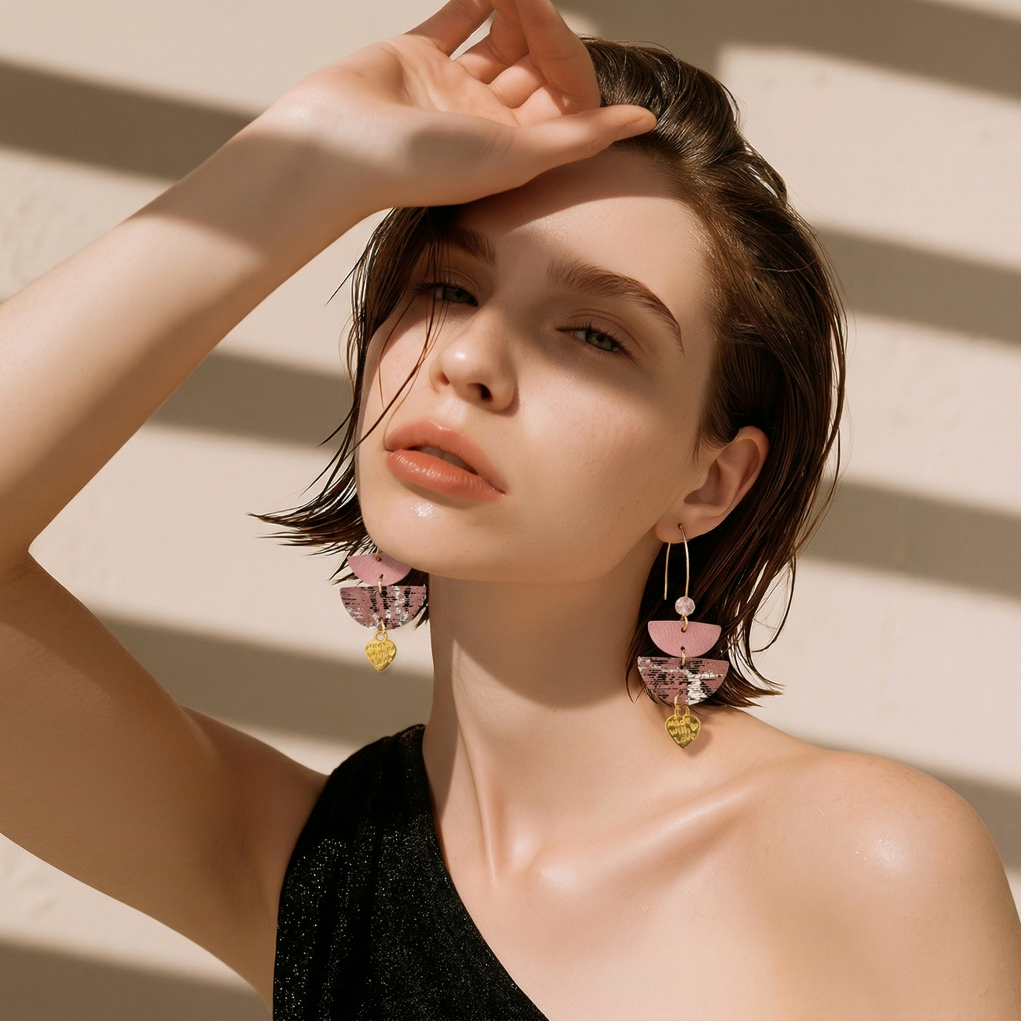 Boucles d'oreilles Lola en cuir rose – Image 3
