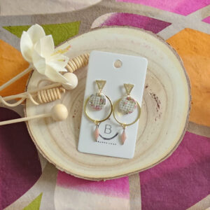 Boucles d'oreilles Candy en cuir blanc fleurie (1)