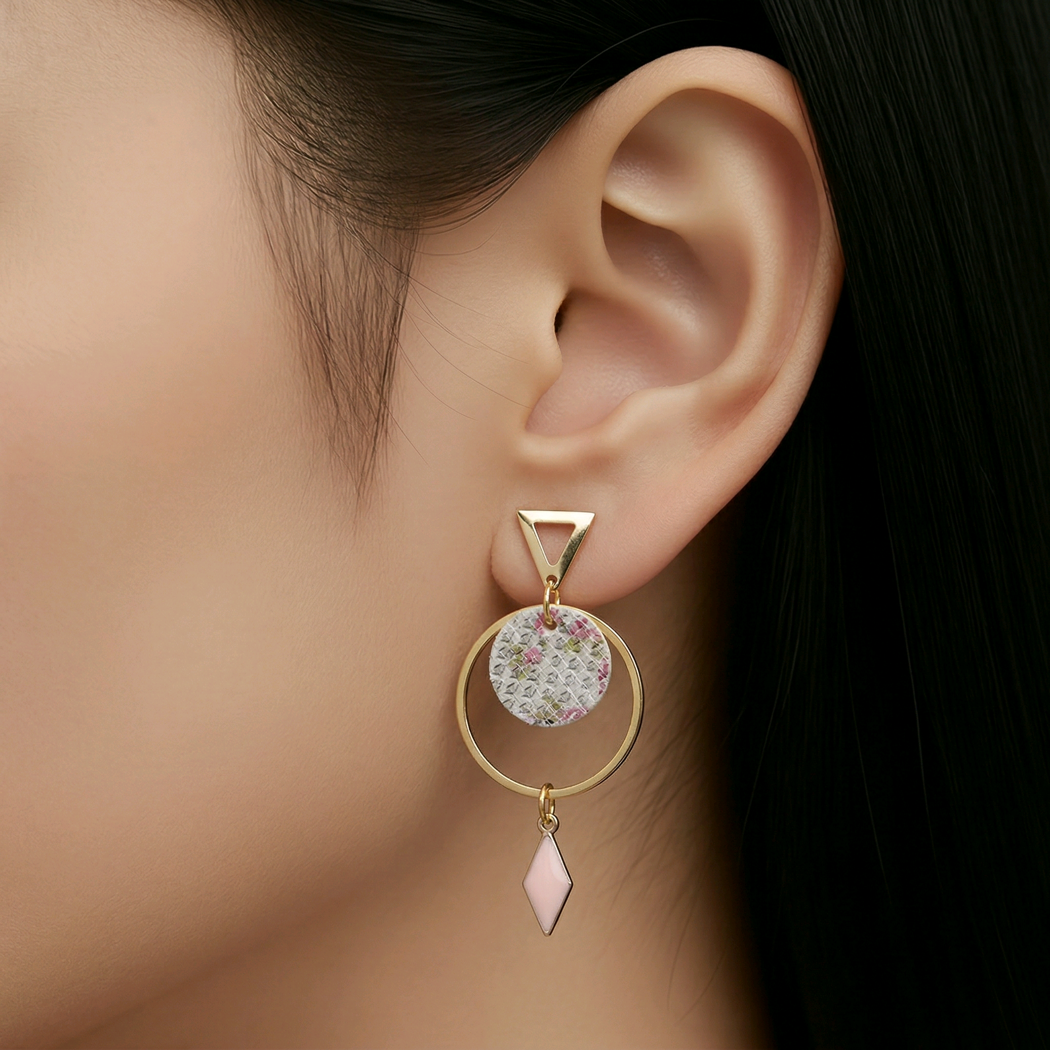 Boucles d'oreilles Candy en cuir blanc fleurie (1)