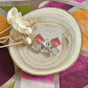 Boucles d'oreilles Chloé en cuir rose blanc (1)