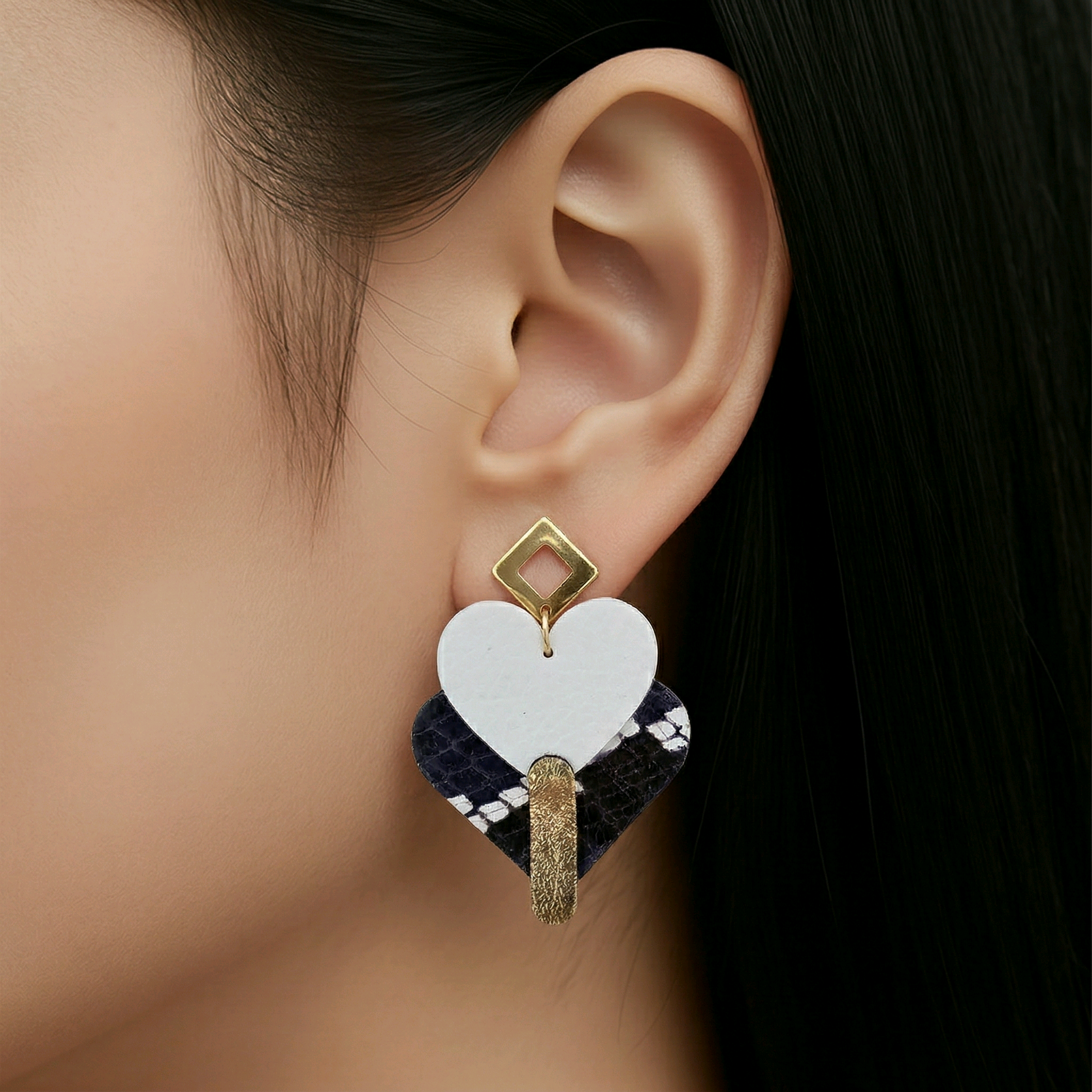 Boucles d'oreilles Diva en cuir blanc bleu (1)