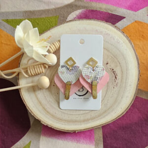 Boucles d'oreilles Diva en cuir rose blanc fleurie (1)