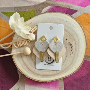 Boucles d'oreilles Diva en cuir rose poudré beige (1)