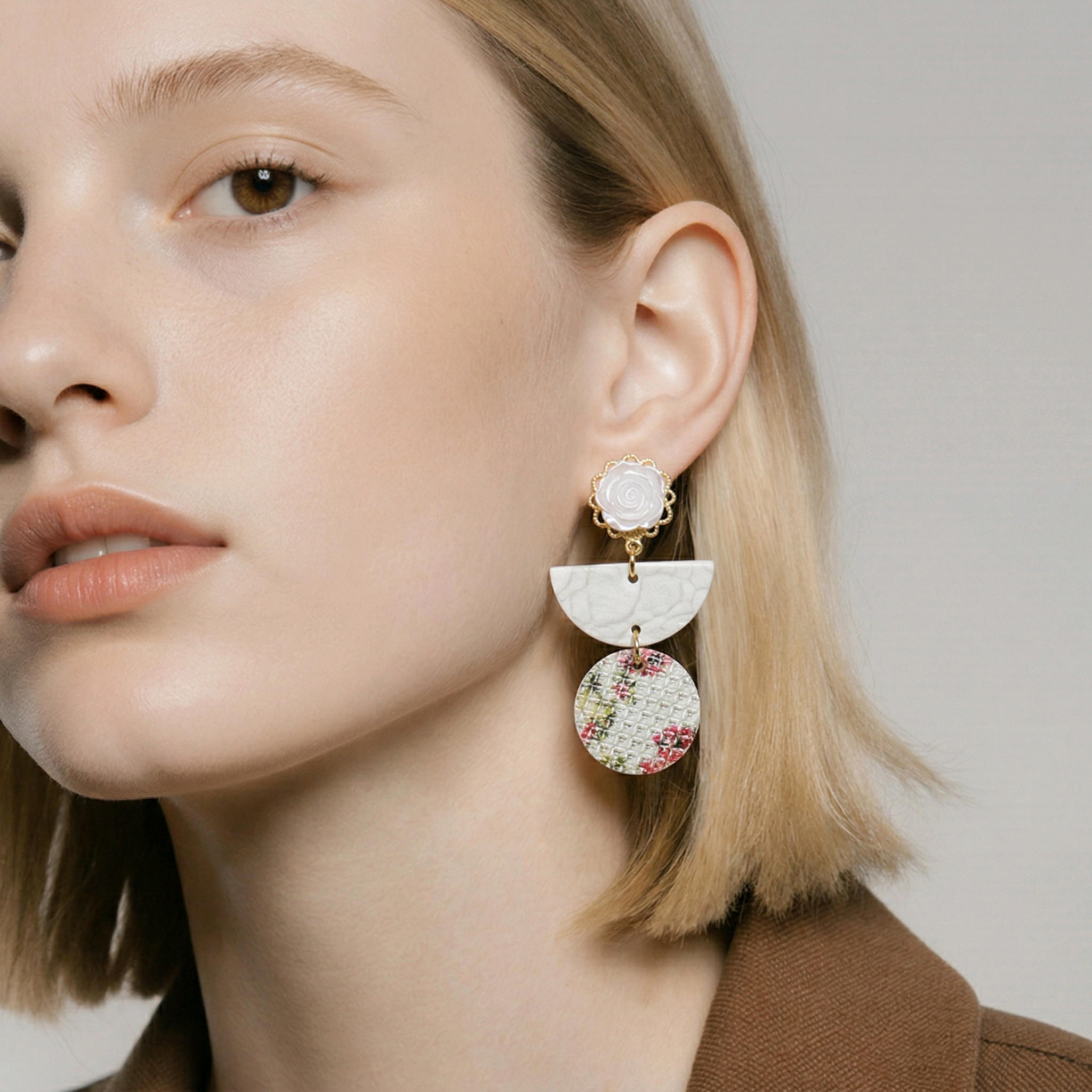 Boucles d'oreilles Fleurette en cuir blanc (1)