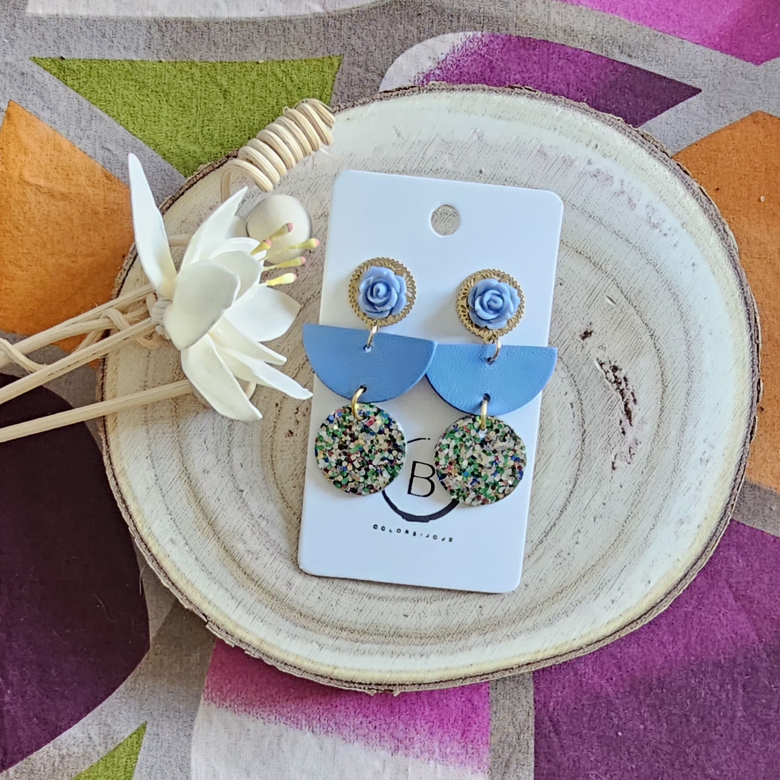 Boucles d'oreilles Fleurette en cuir bleu (1)