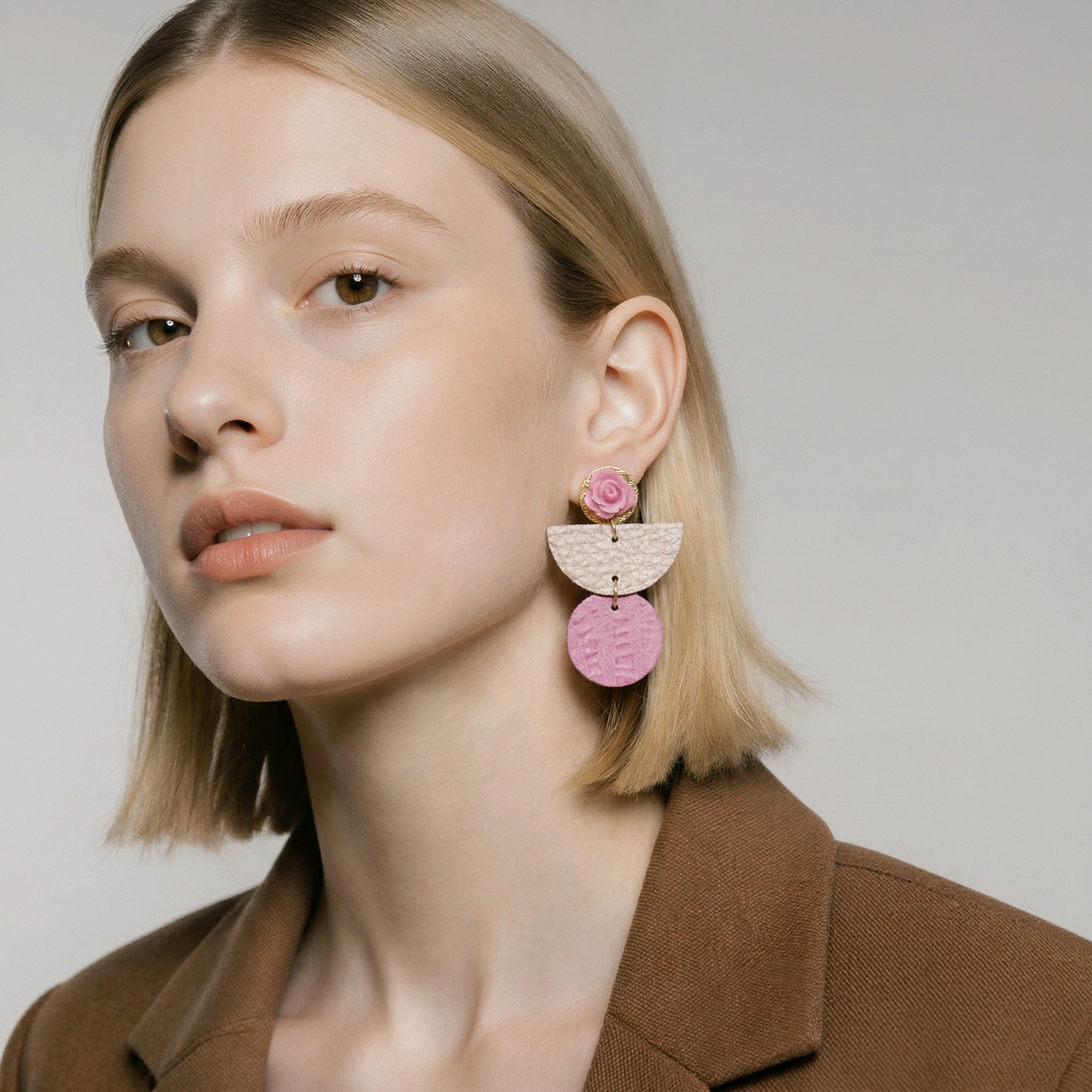 Boucles d'oreilles Fleurette en cuir rose (1)