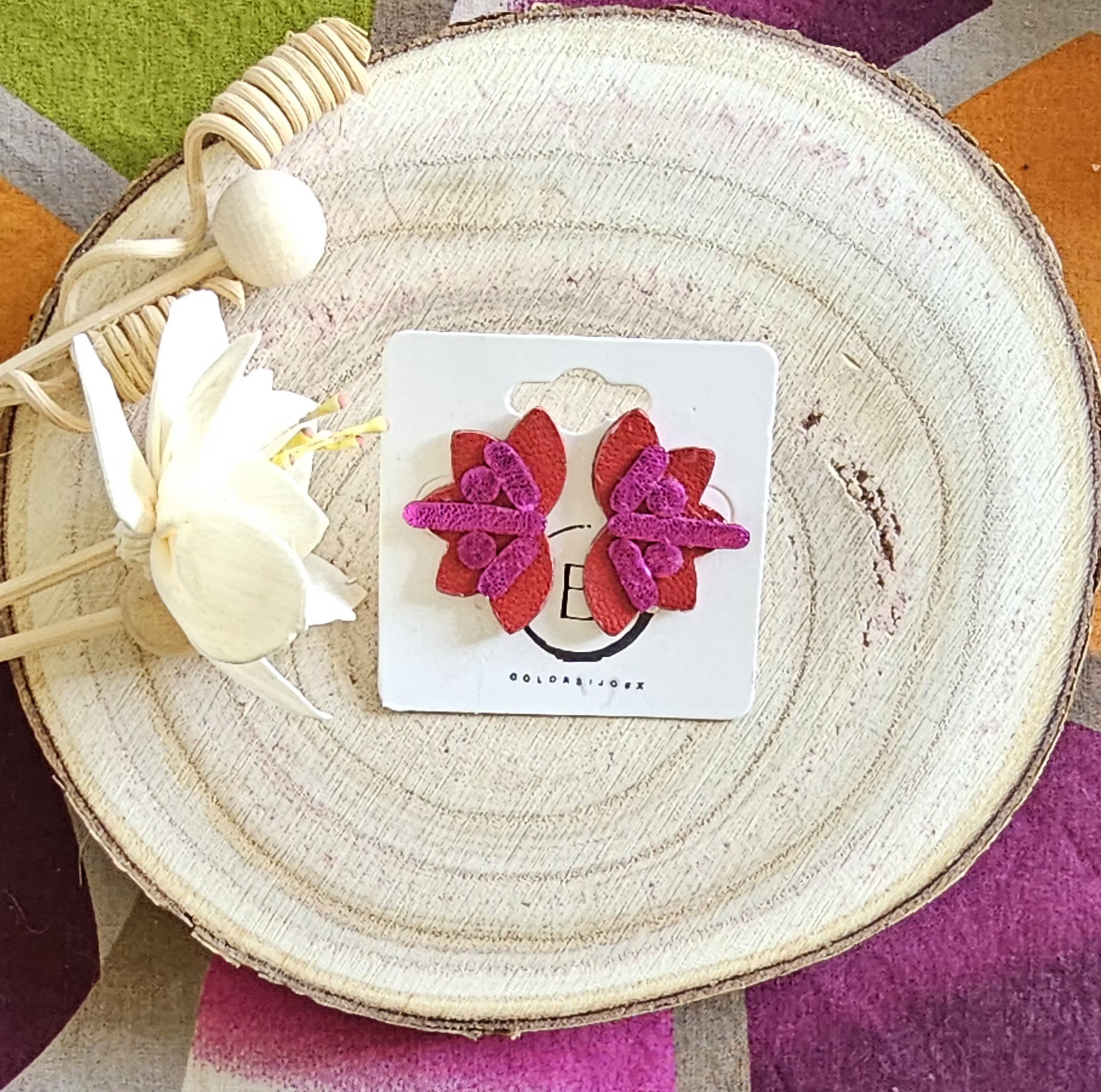 Boucles d'oreilles Flore en cuir rouge fuchsia (1)