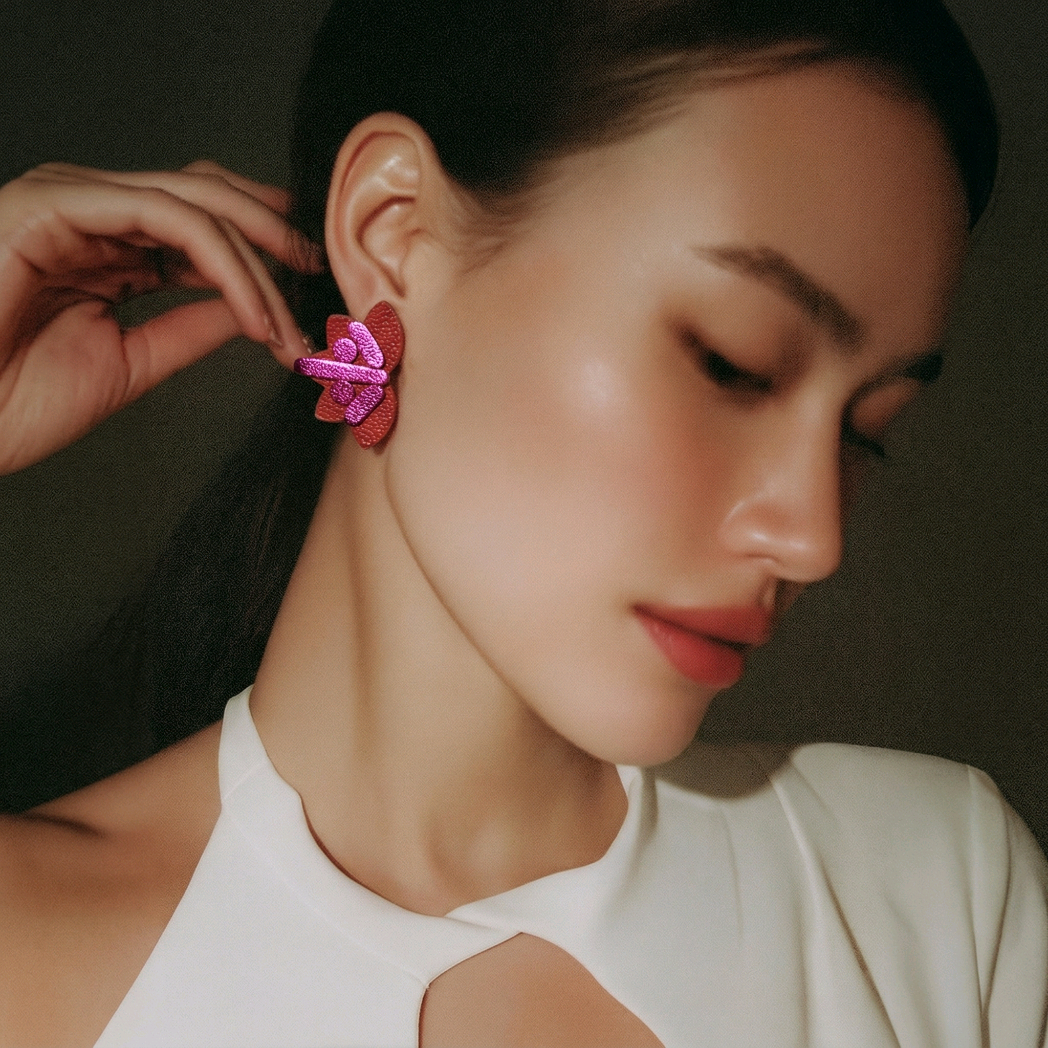Boucles d'oreilles Flore en cuir rouge fuchsia (2)
