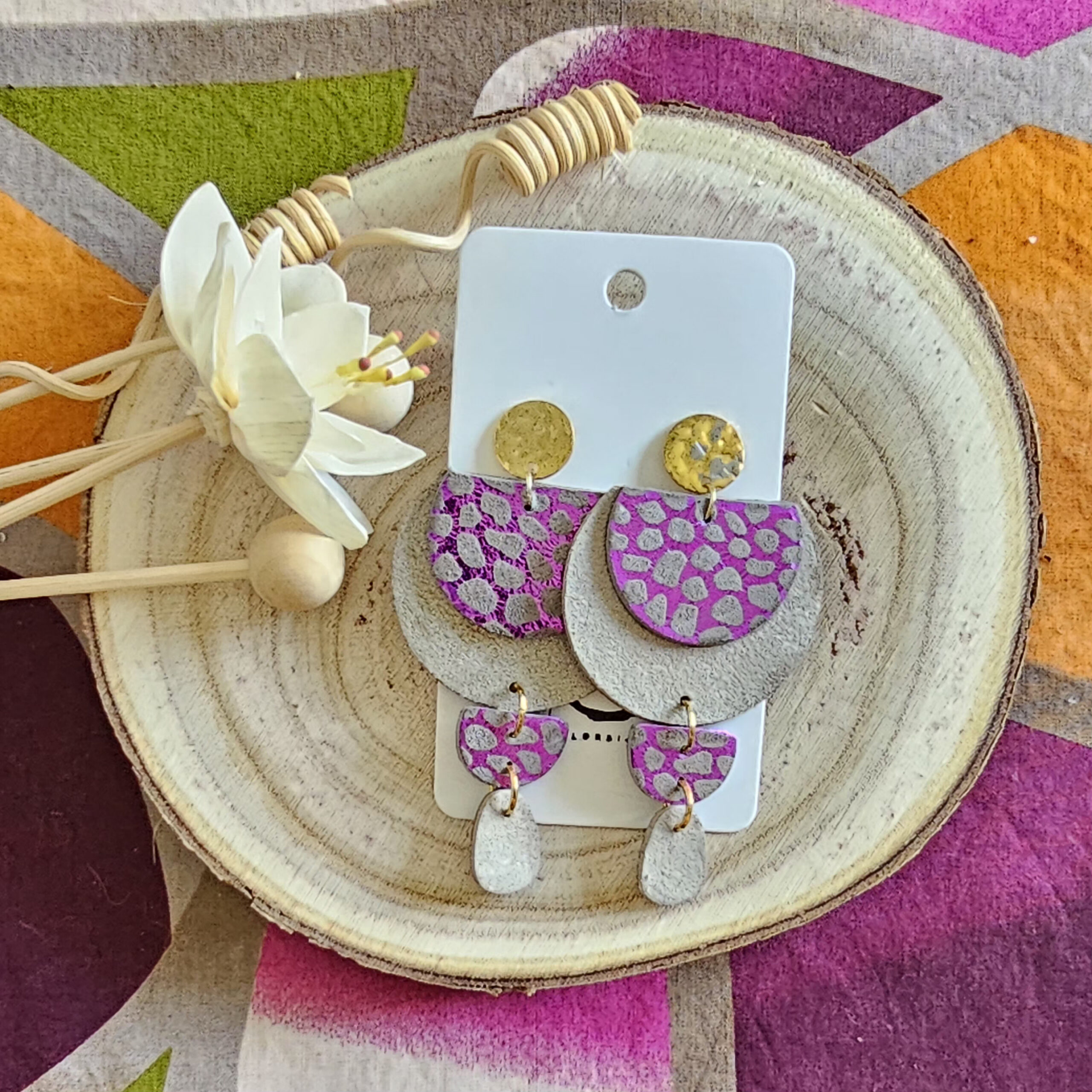 Boucles d'oreilles Glow en cuir beige mauve (1)