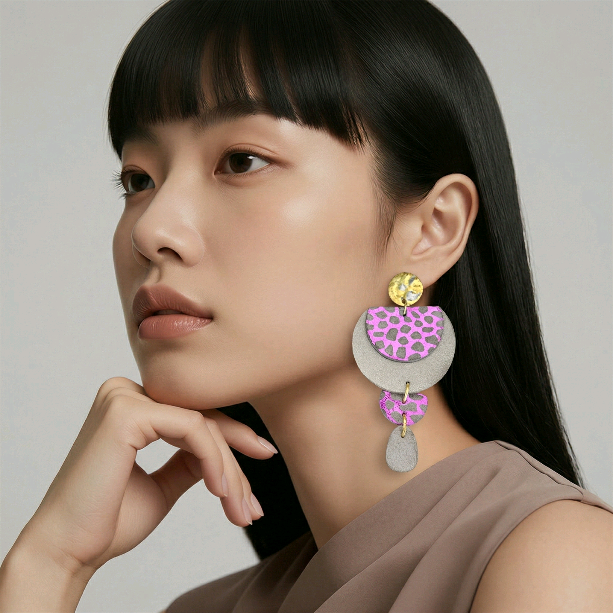 Boucles d'oreilles Glow en cuir beige mauve (1)