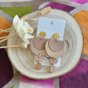Boucles d'oreilles Glow en cuir rose pastel rose poudré (1)