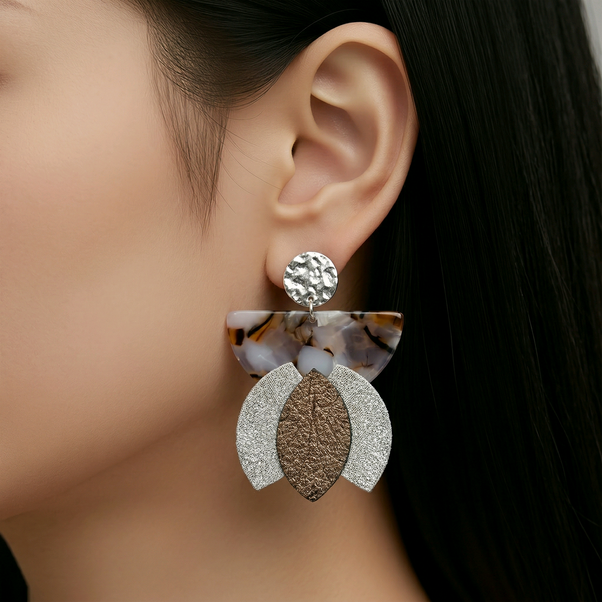 Boucles d'oreilles Lili en cuir argent marron (1)