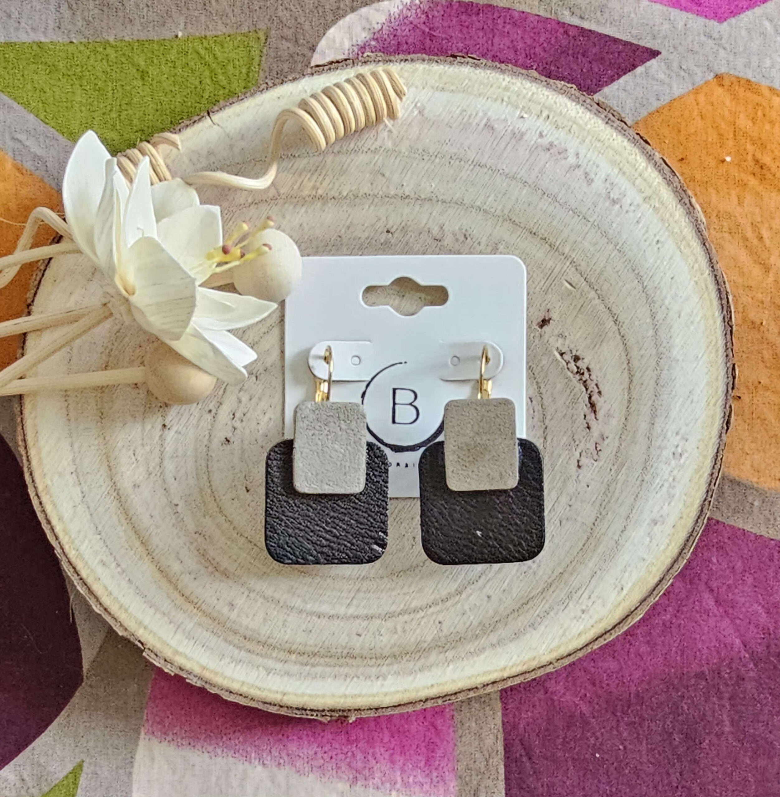 Boucles doreilles Lucy en cuir beige marron (1)