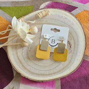 Boucles doreilles Lucy en cuir jaune doré (1)