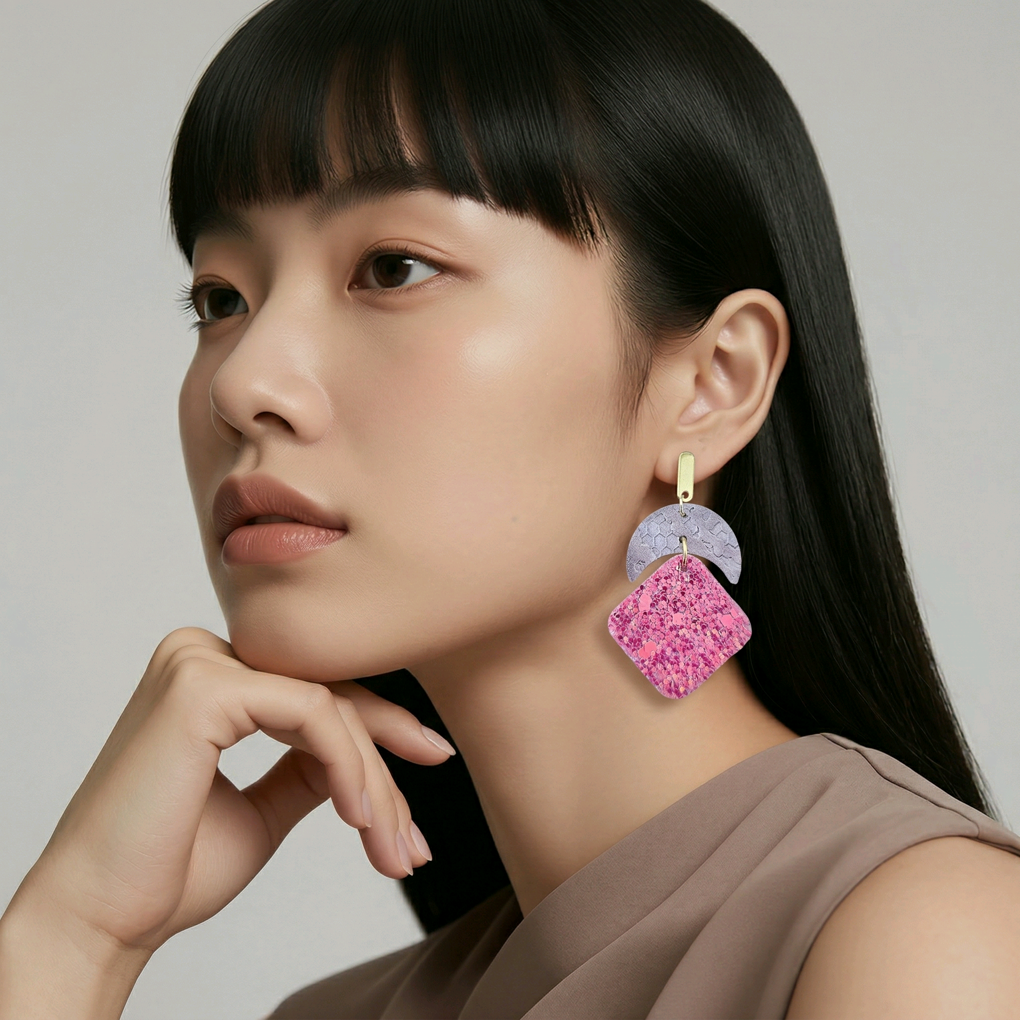Boucles d'oreilles Luna en cuir lilas rose pailleté (1)