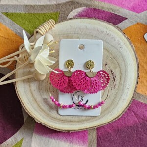 Boucles d'oreilles Nina en perles de verre fuchsia (1)