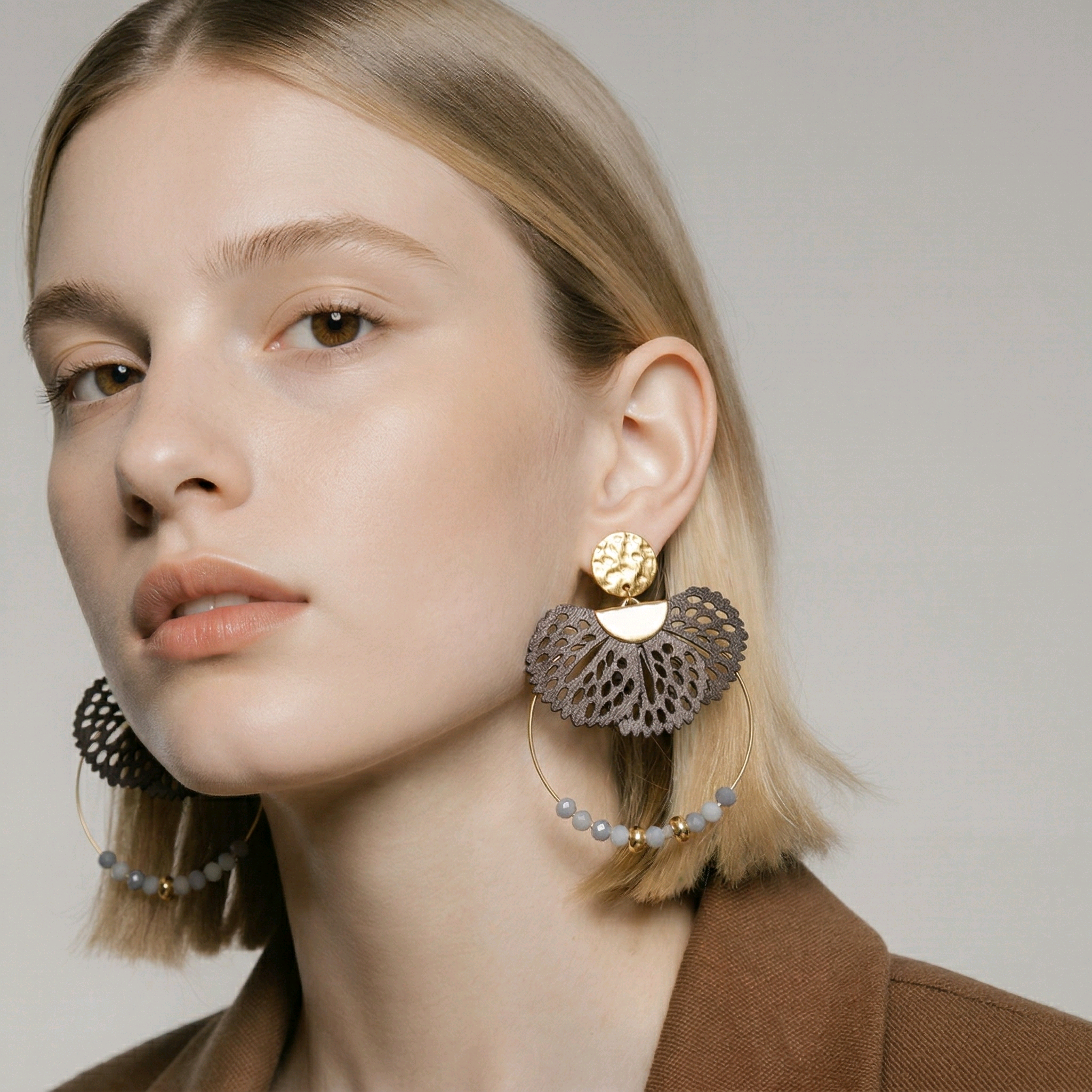 Boucles d'oreilles Nina en perles de verre gris (1)