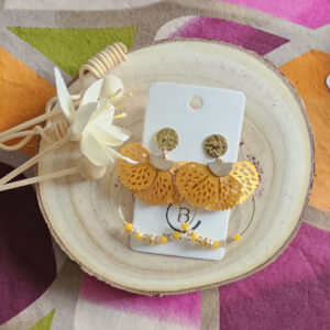 Boucles d'oreilles Nina en perles de verre moutarde. (1)