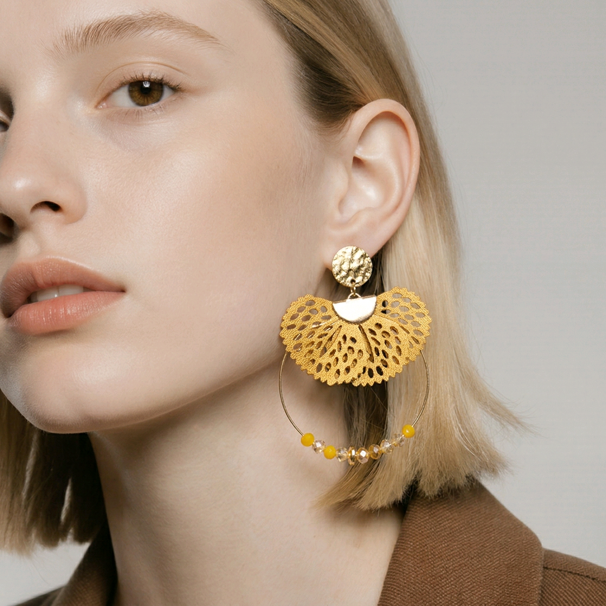 Boucles d'oreilles Nina en perles de verre moutarde. (1)