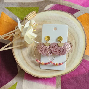 Boucles d'oreilles Nina en perles de verre rose (1)