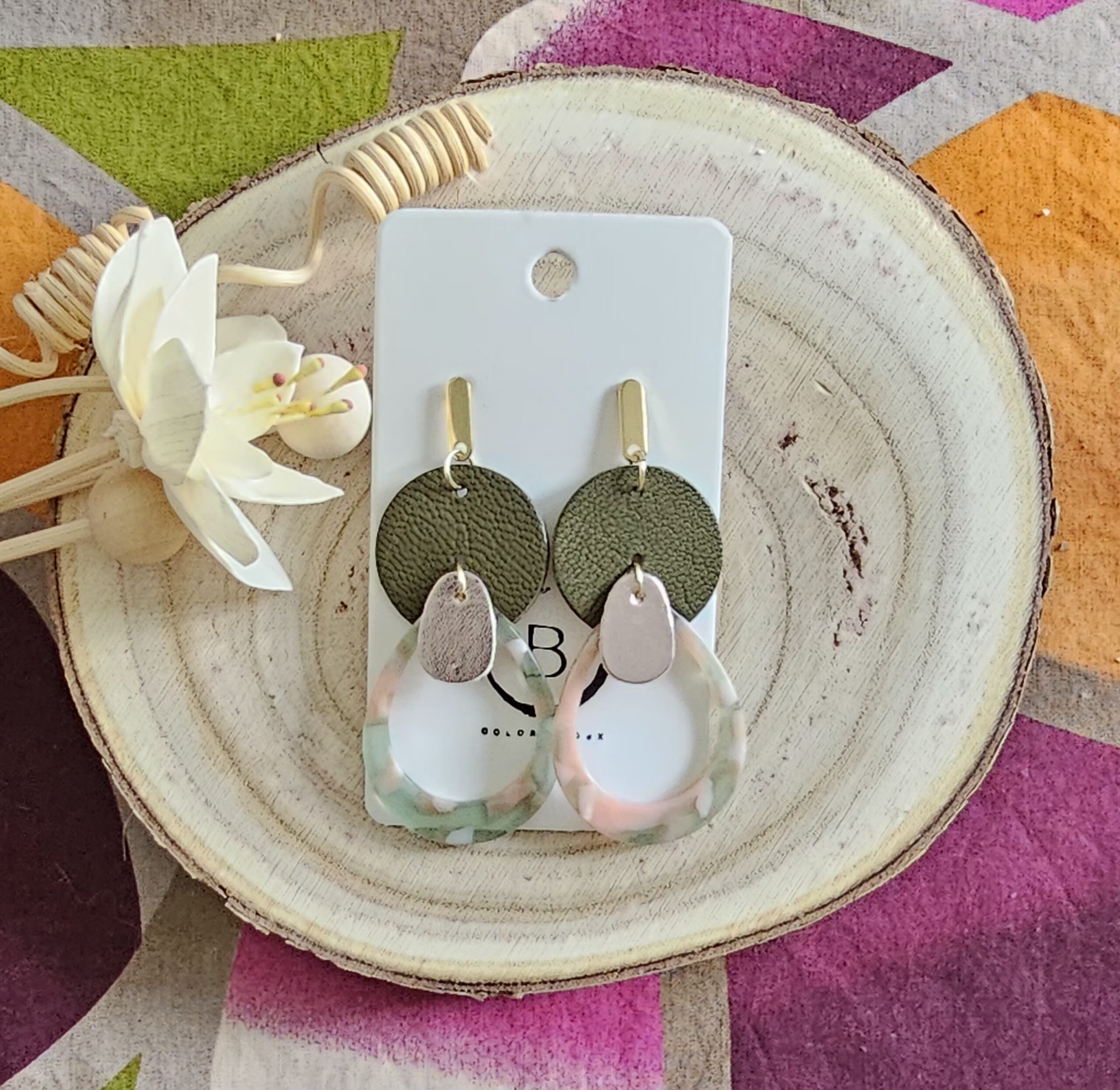 Boucles d'oreilles Stella en cuir rose poudré vert avocat (1)