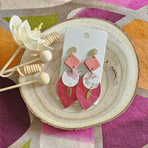 Boucles d'oreilles Sunset en cuir rose framboise blanc fleurie (1)