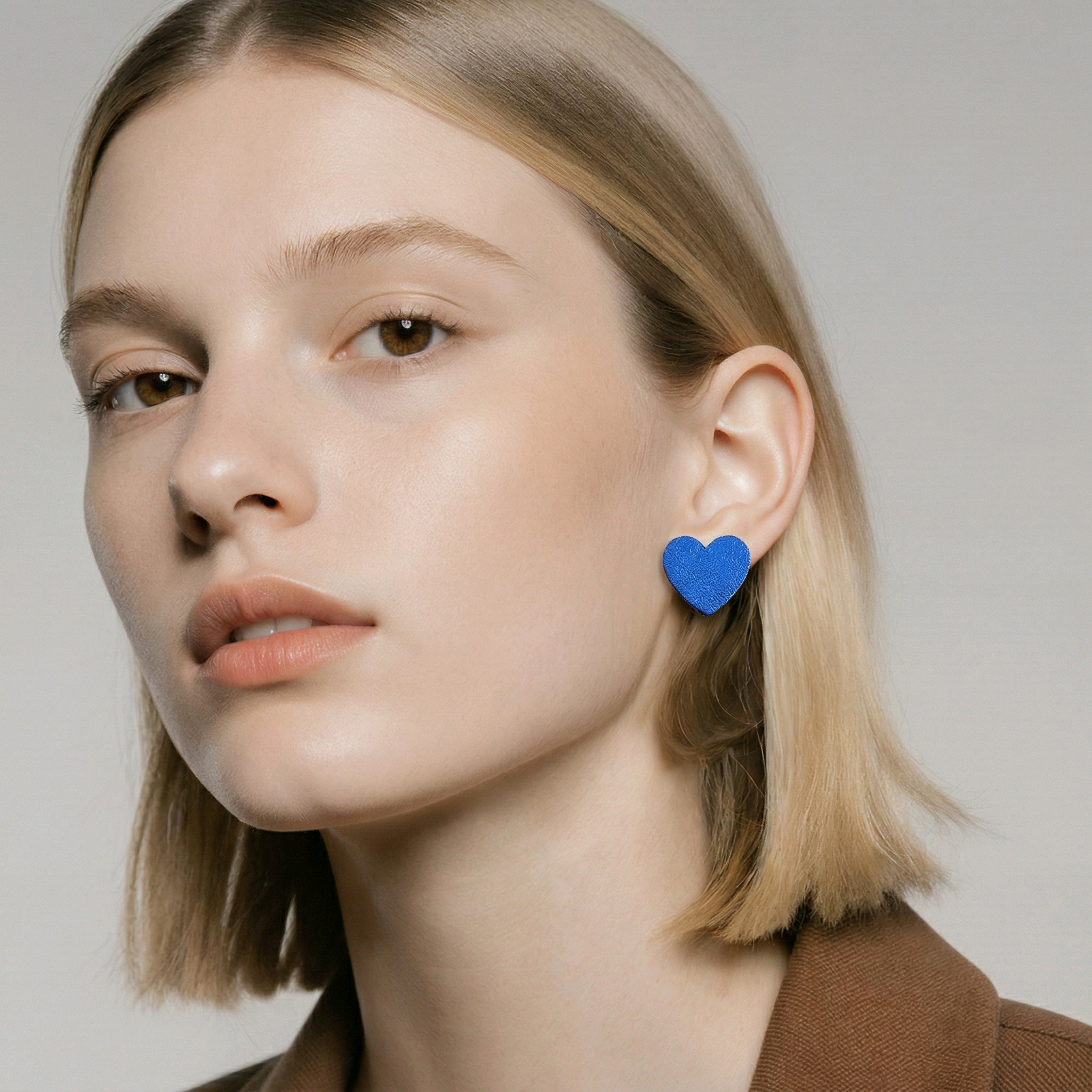 Boucles d'oreilles Petit Coeurs en cuir bleu – Image 3