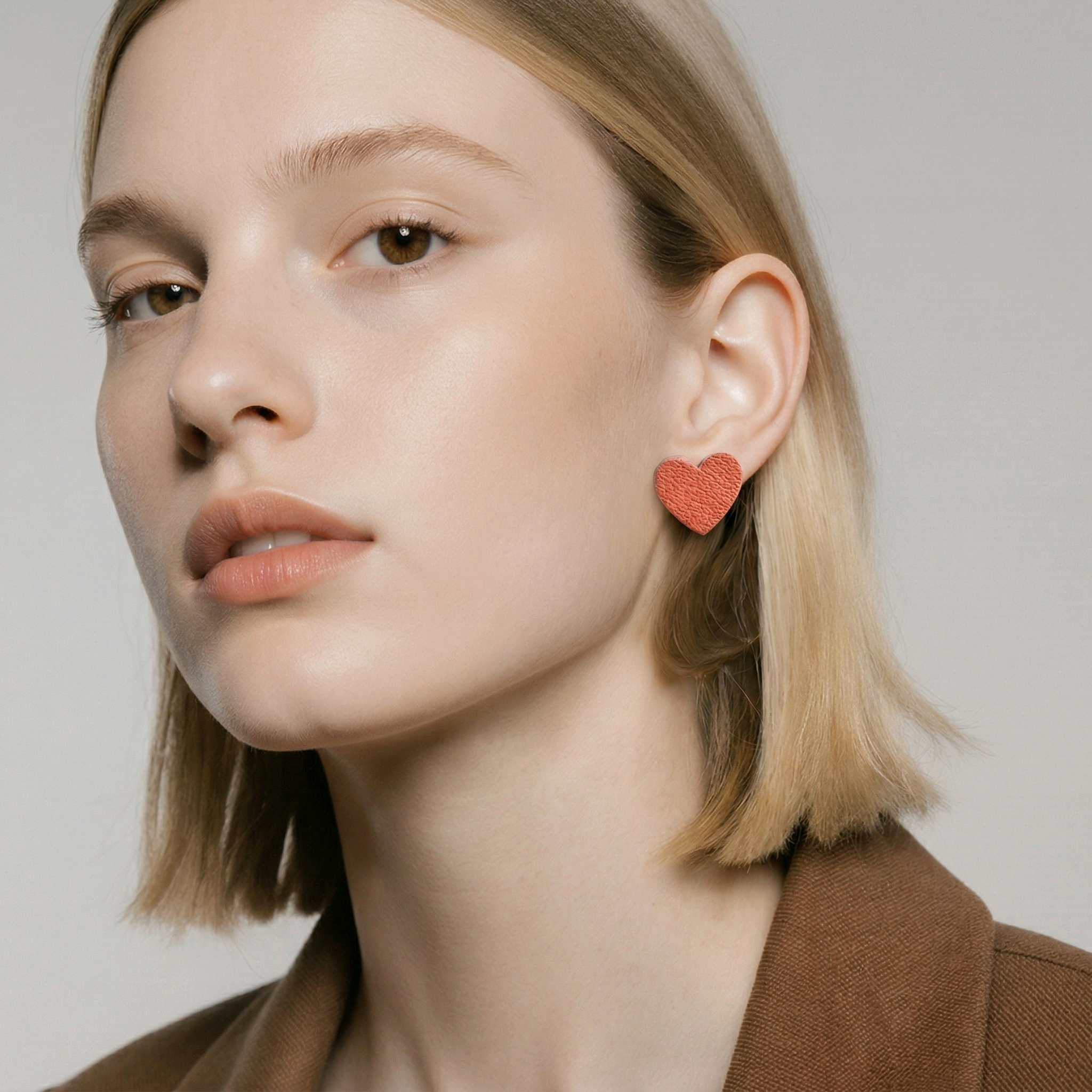 Boucles d'oreilles petit coeurs en cuir corail (1)