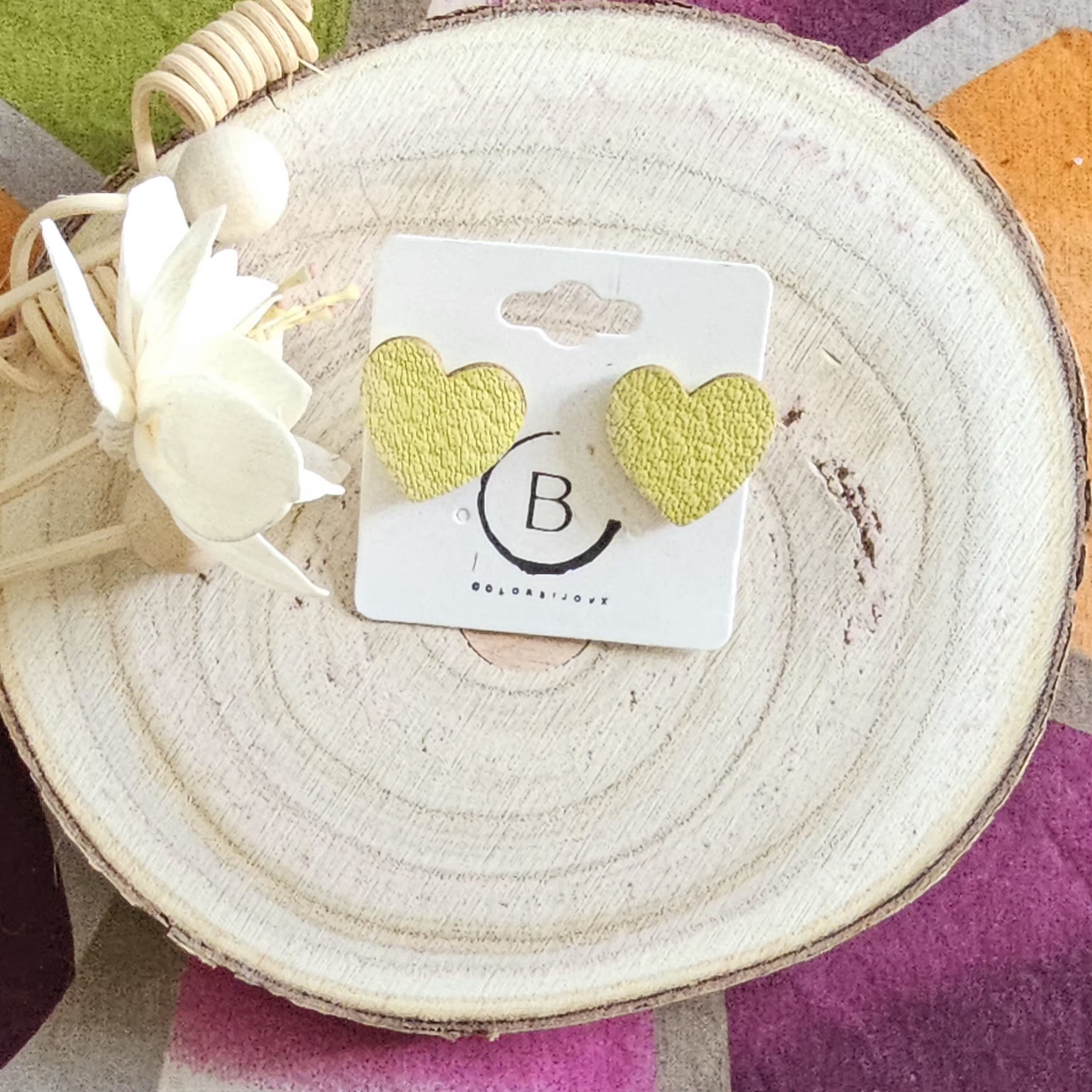 Boucles d'oreilles petit coeurs en cuir jaune (1)