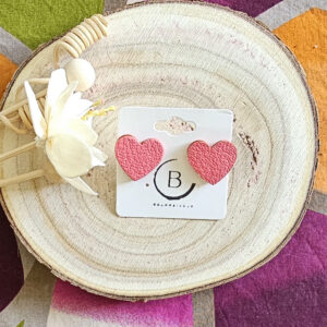 Boucles d'oreilles petit coeurs en cuir rose (1)