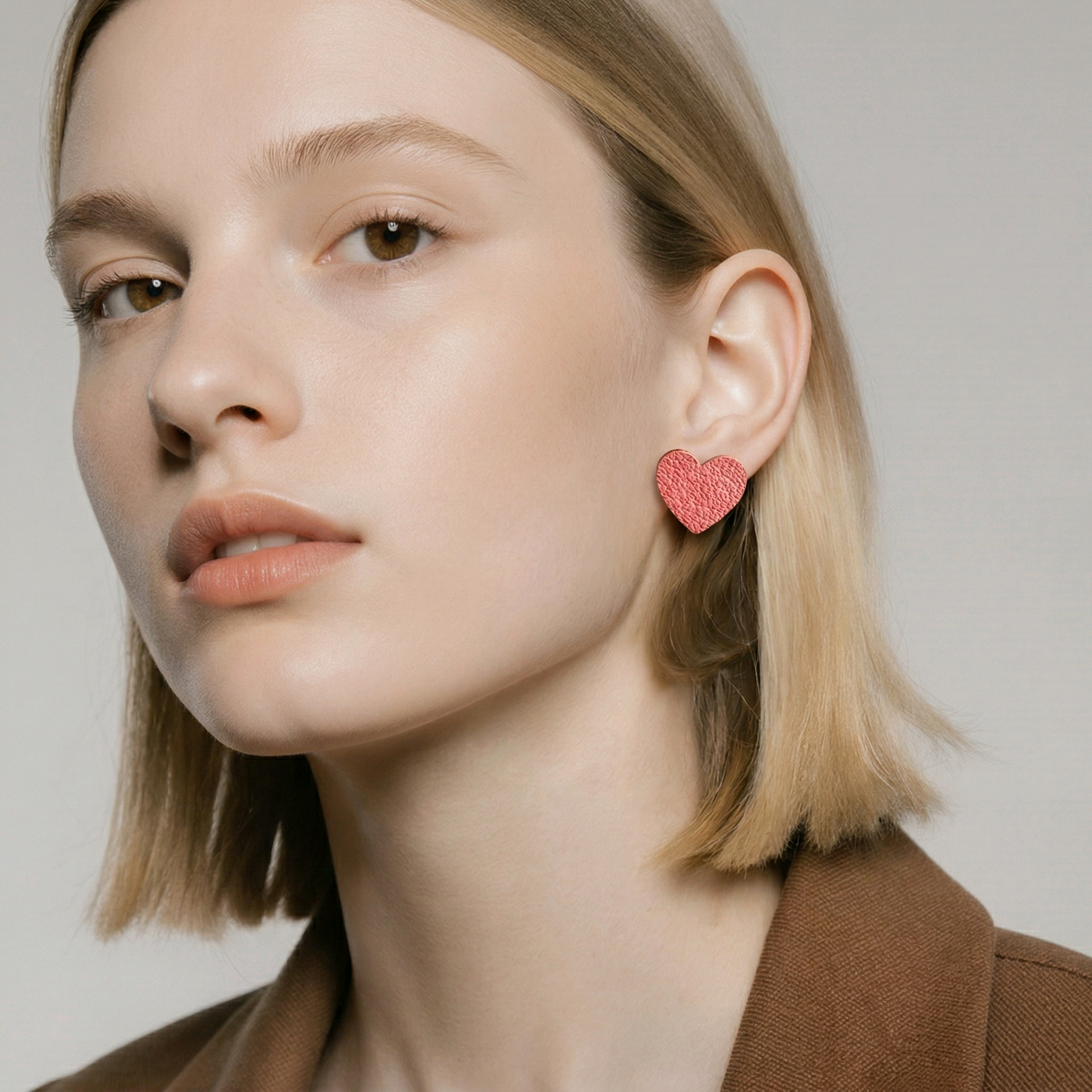 Boucles d'oreilles petit coeurs en cuir rose (1)