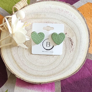 Boucles d'oreilles petit coeurs en cuir vert pastel (1)