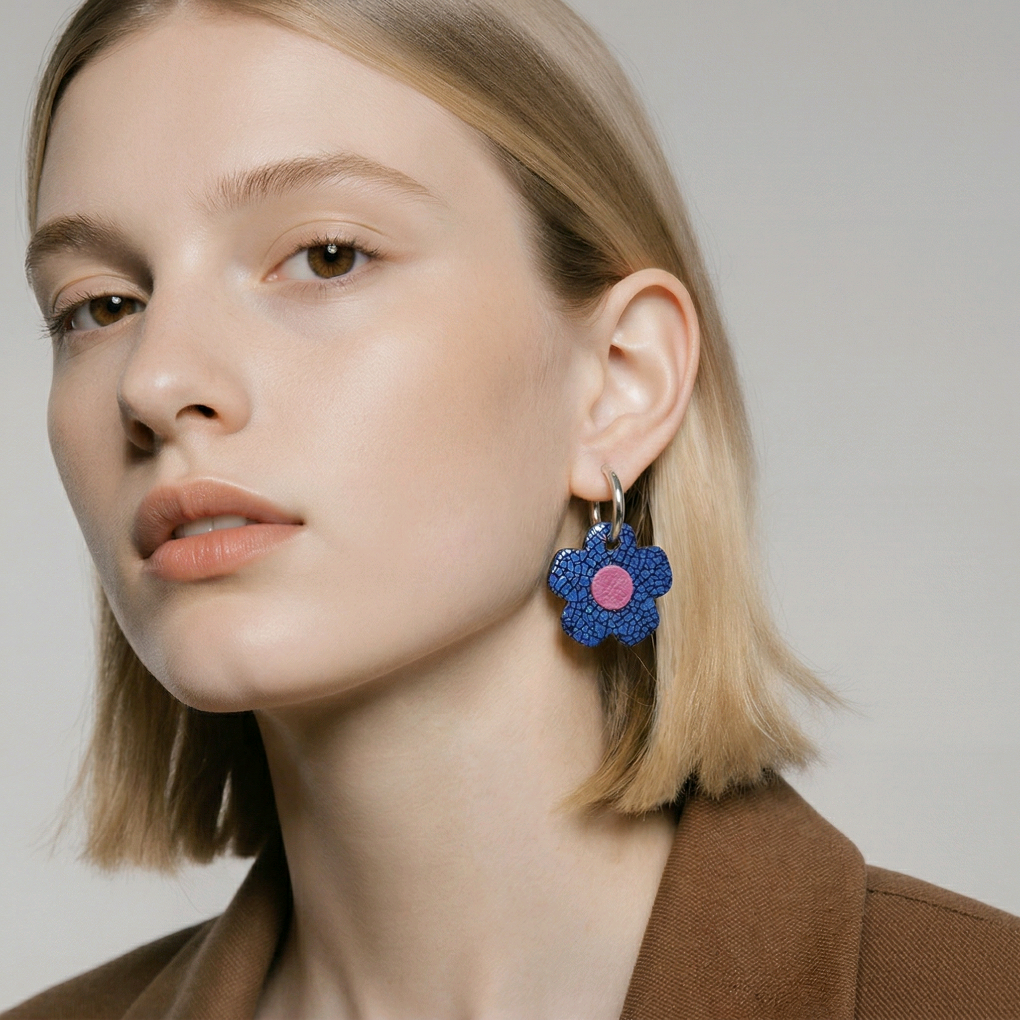 Créoles Fleur en cuir bleu fuchsia (1)