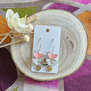 boucles d'oreilles Lola en cuir rose blanc fleurie (1)
